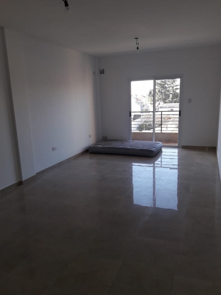 VENTA de departamento de mono ambiente en Lomas del mirador.