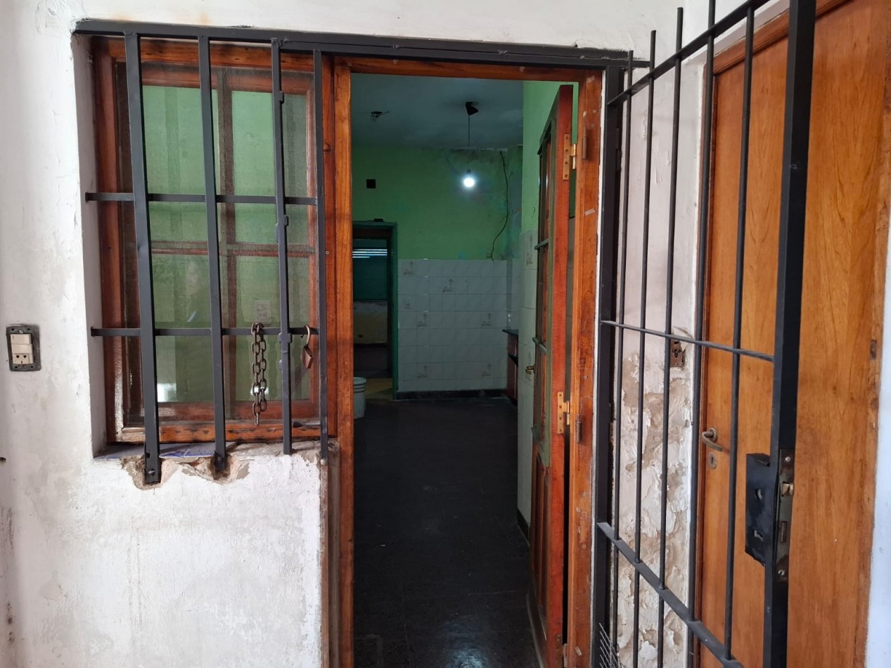 VENTA DE CASA DE 3 AMBIENTES y DEPARTAMENTO  EN ISIDRO CASANOVA