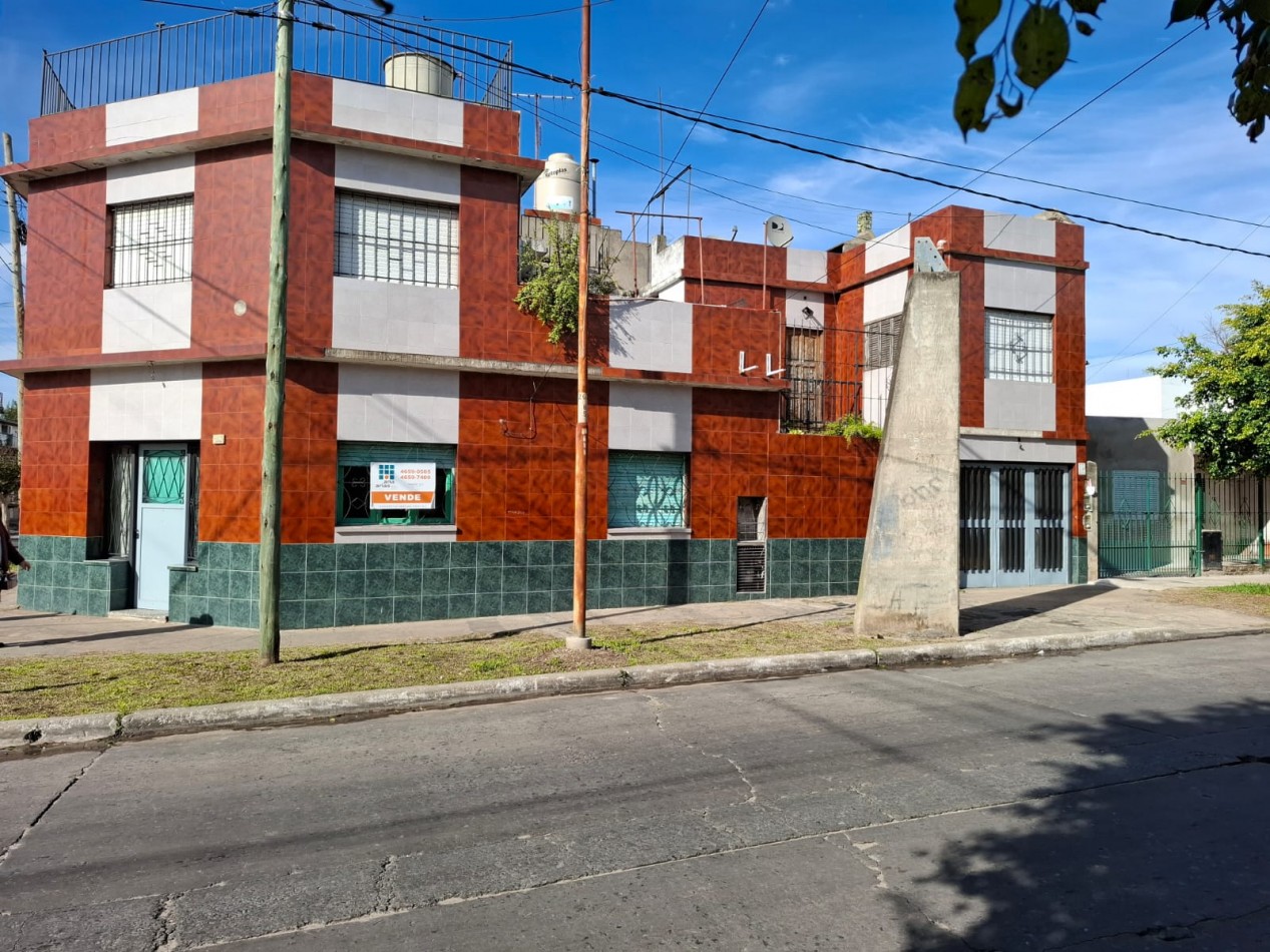 VENTA DE CASA DE 3 AMBIENTES y DEPARTAMENTO  EN ISIDRO CASANOVA