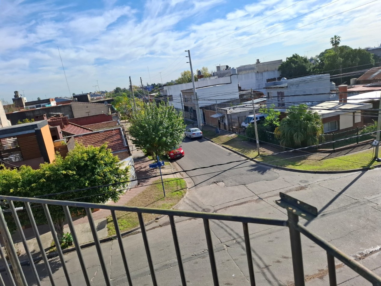 VENTA DE CASA DE 3 AMBIENTES y DEPARTAMENTO  EN ISIDRO CASANOVA