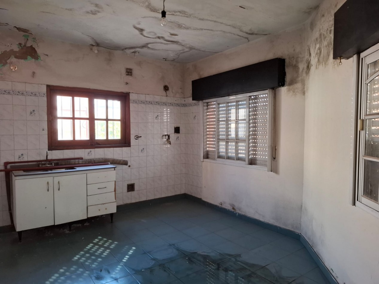 VENTA DE CASA DE 3 AMBIENTES y DEPARTAMENTO  EN ISIDRO CASANOVA