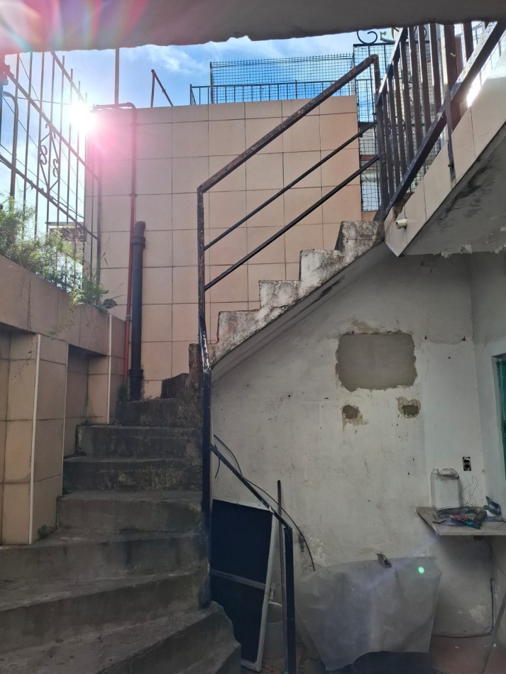 VENTA DE CASA DE 3 AMBIENTES y DEPARTAMENTO  EN ISIDRO CASANOVA