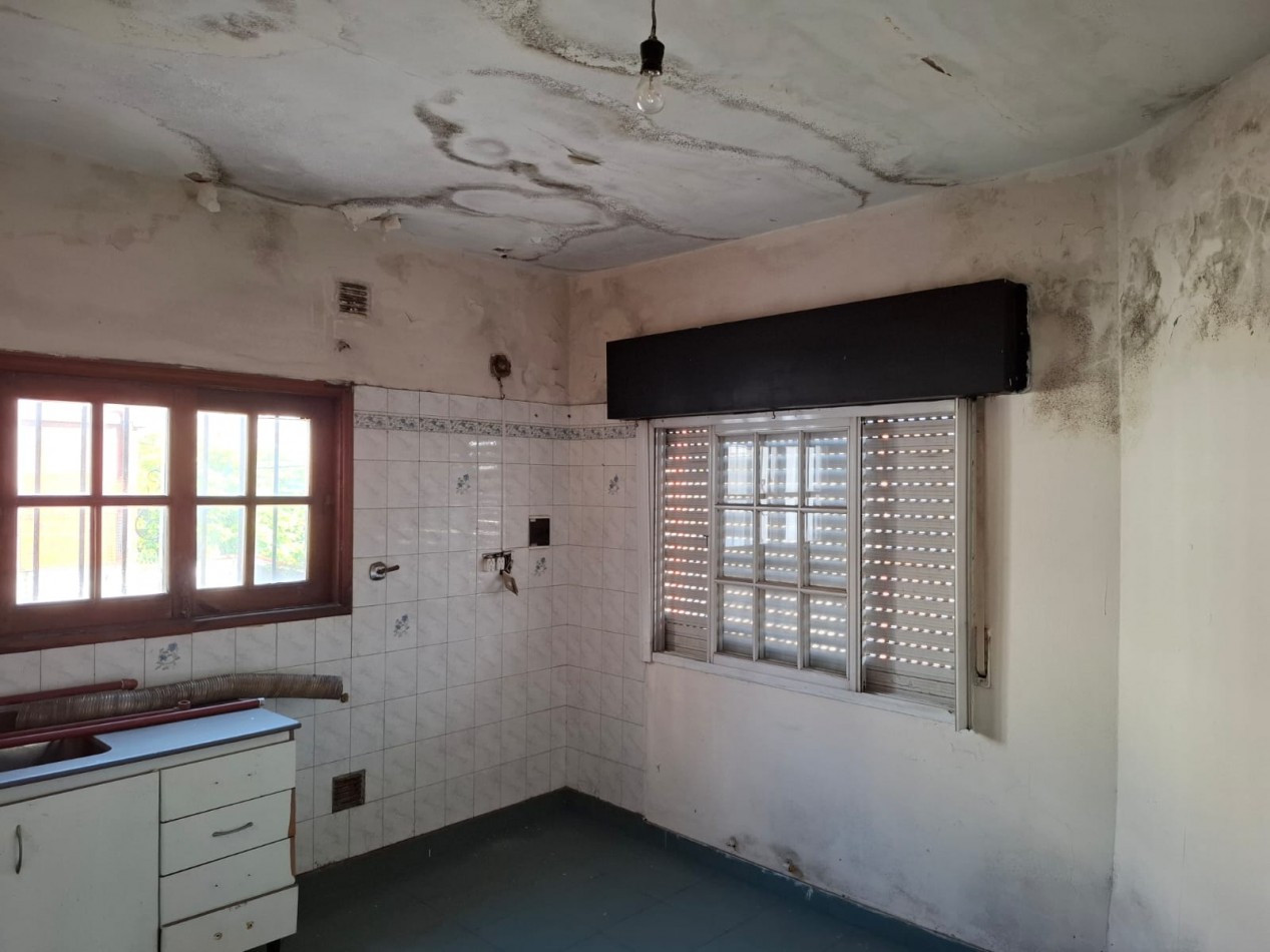 VENTA DE CASA DE 3 AMBIENTES y DEPARTAMENTO  EN ISIDRO CASANOVA