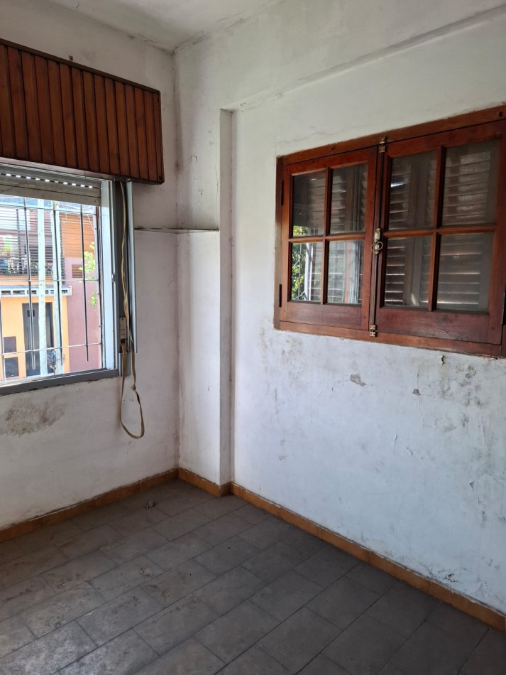 VENTA DE CASA DE 3 AMBIENTES y DEPARTAMENTO  EN ISIDRO CASANOVA