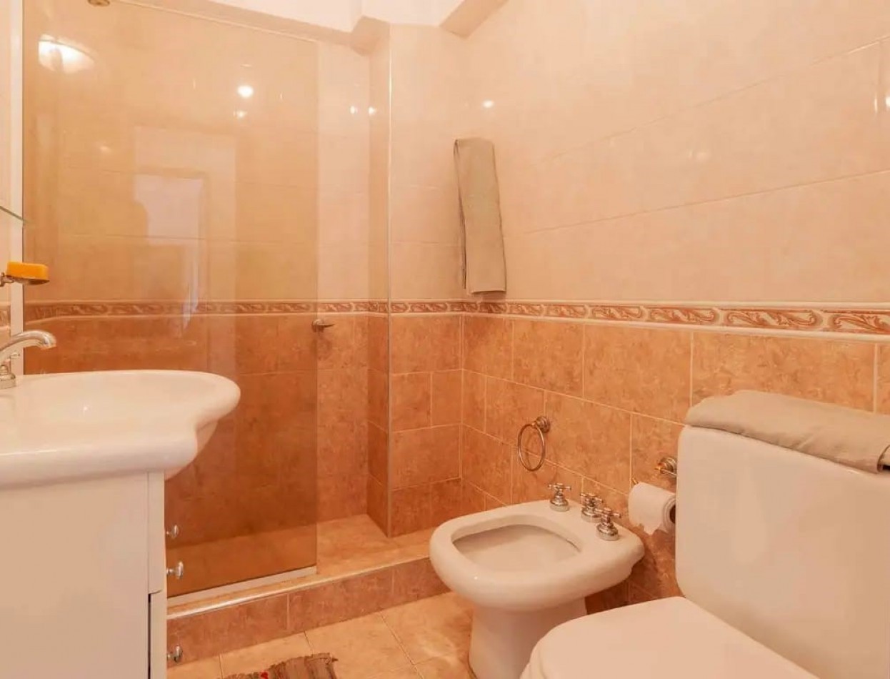 CASA/ PH DE 4 AMBIENTES CON COCHERA CUBIERTA Y PATIO EN VILLA BALLESTER