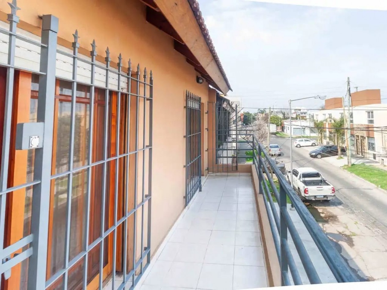 CASA/ PH DE 4 AMBIENTES CON COCHERA CUBIERTA Y PATIO EN VILLA BALLESTER