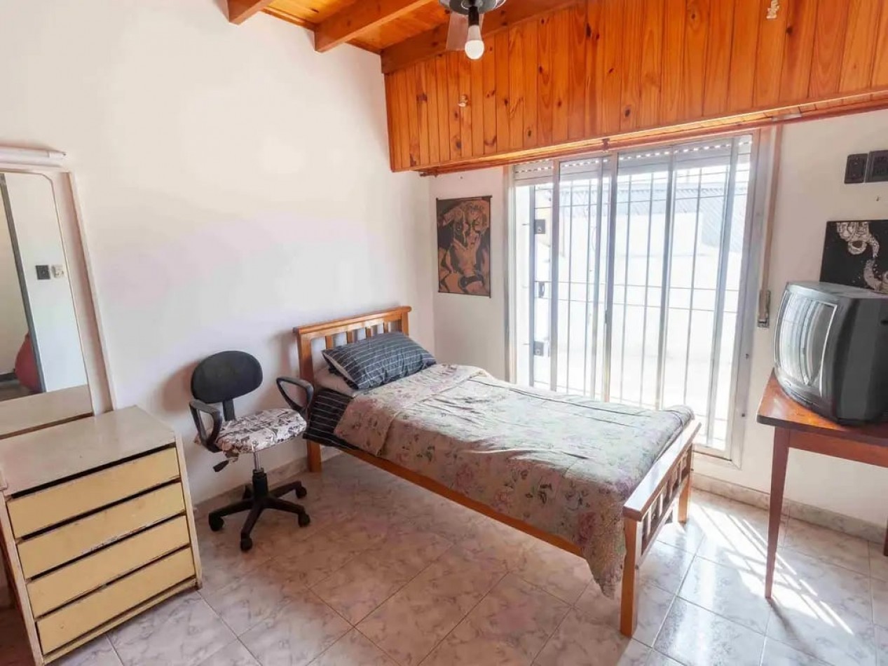 CASA/ PH DE 4 AMBIENTES CON COCHERA CUBIERTA Y PATIO EN VILLA BALLESTER