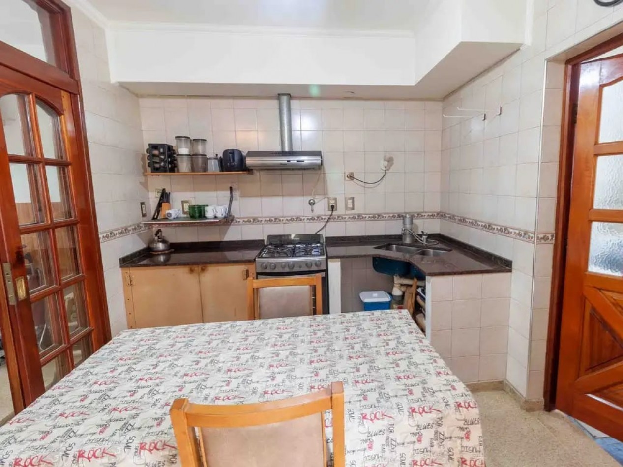 CASA/ PH DE 4 AMBIENTES CON COCHERA CUBIERTA Y PATIO EN VILLA BALLESTER