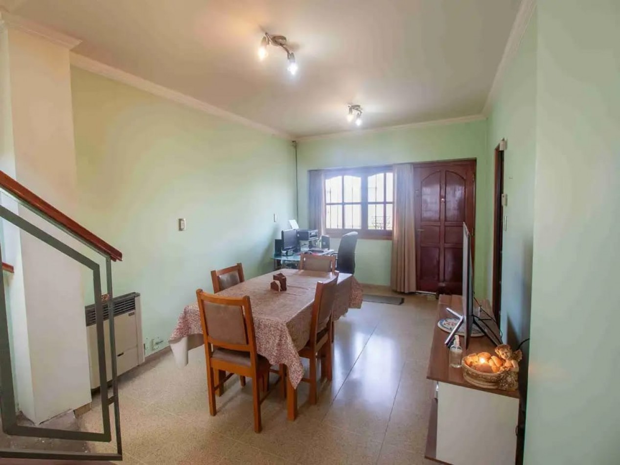 CASA/ PH DE 4 AMBIENTES CON COCHERA CUBIERTA Y PATIO EN VILLA BALLESTER