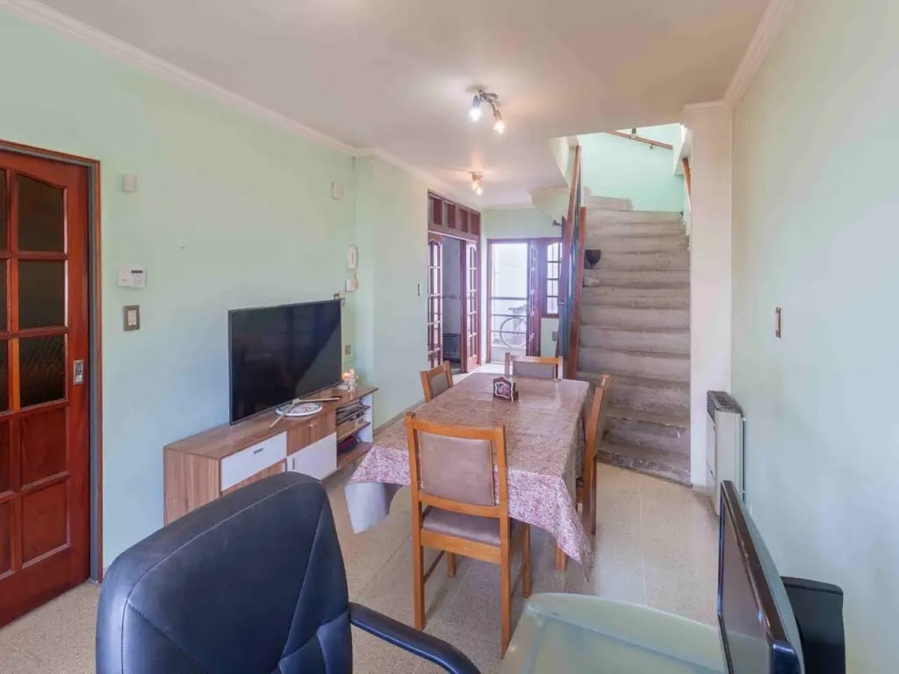 CASA/ PH DE 4 AMBIENTES CON COCHERA CUBIERTA Y PATIO EN VILLA BALLESTER