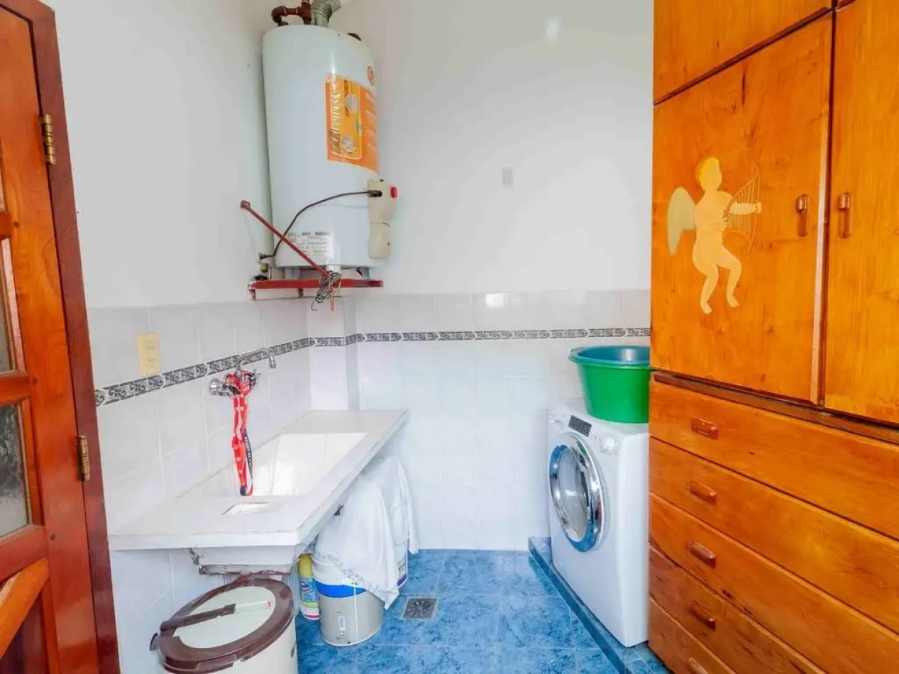 CASA/ PH DE 4 AMBIENTES CON COCHERA CUBIERTA Y PATIO EN VILLA BALLESTER