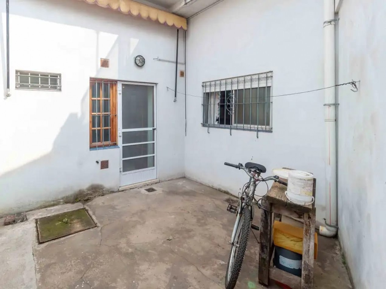 CASA/ PH DE 4 AMBIENTES CON COCHERA CUBIERTA Y PATIO EN VILLA BALLESTER