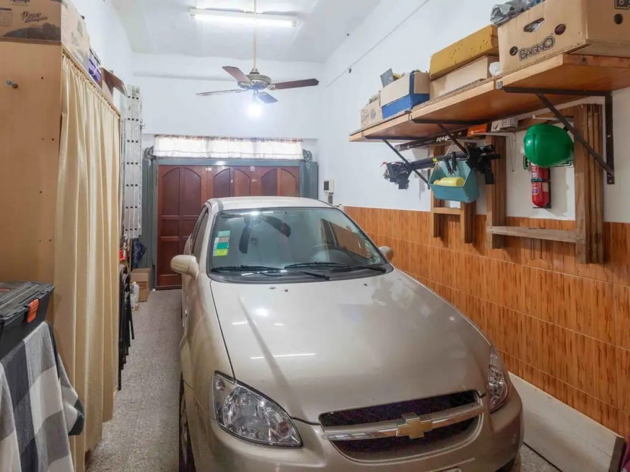 CASA/ PH DE 4 AMBIENTES CON COCHERA CUBIERTA Y PATIO EN VILLA BALLESTER