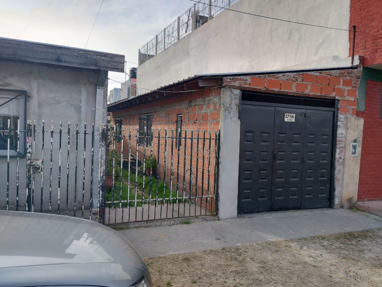 Casa sobre lote propio a REFACCIONAR en Isidro Casanova