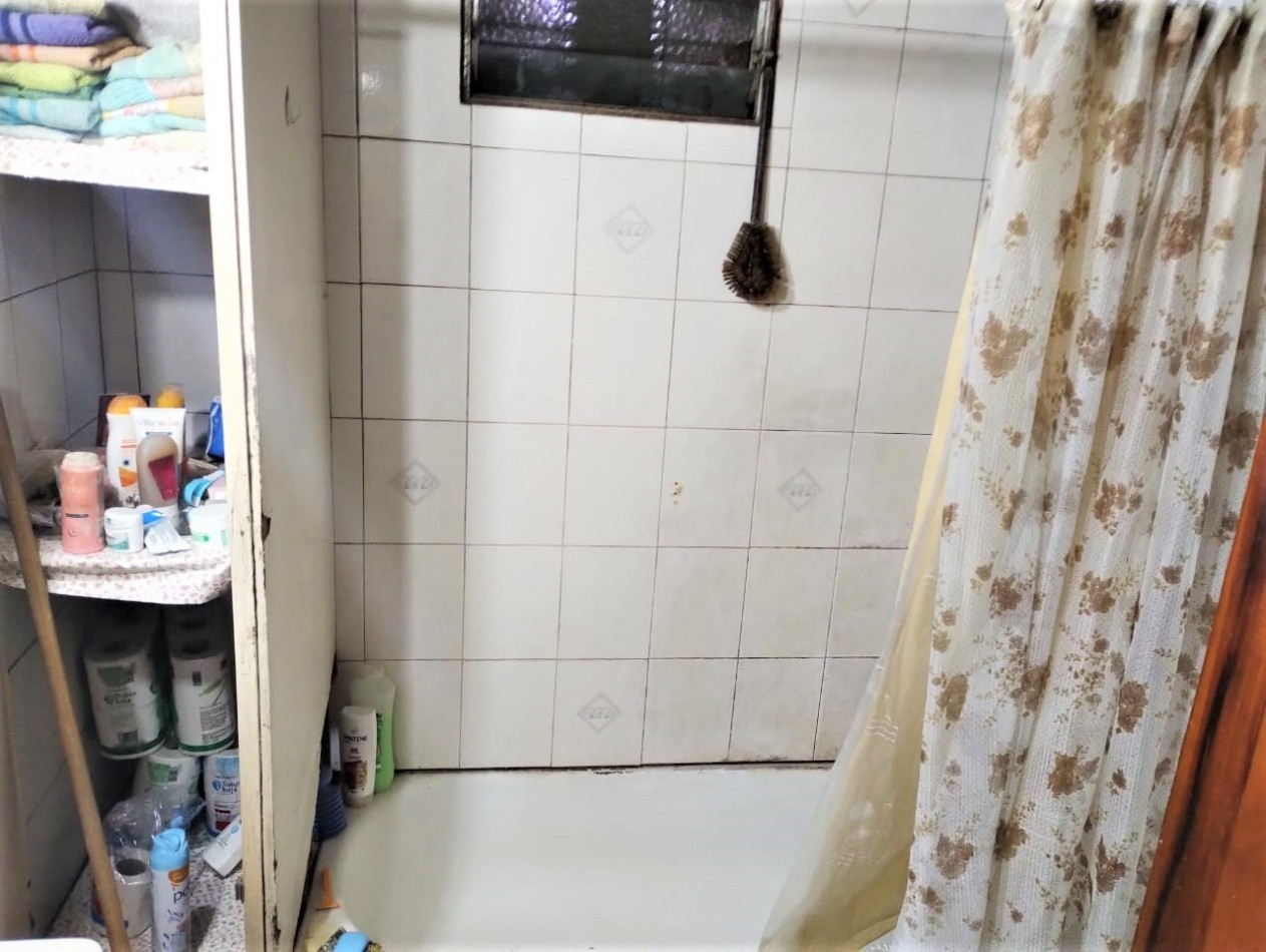 Casa sobre lote propio a REFACCIONAR en Isidro Casanova