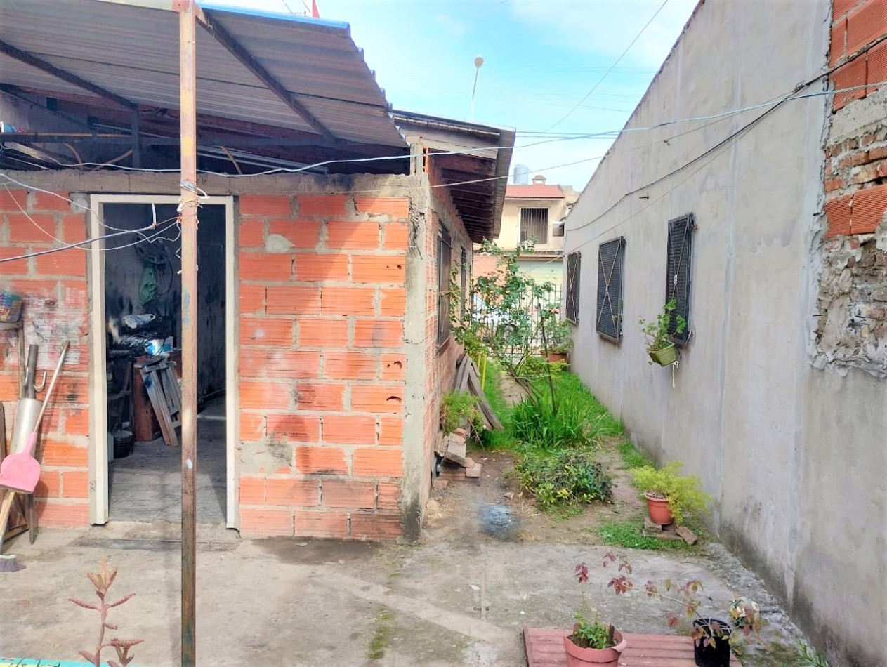 Casa sobre lote propio a REFACCIONAR en Isidro Casanova