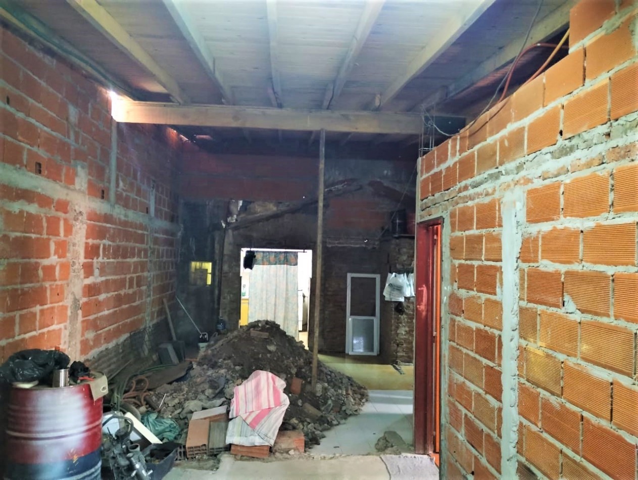 Casa sobre lote propio a REFACCIONAR en Isidro Casanova