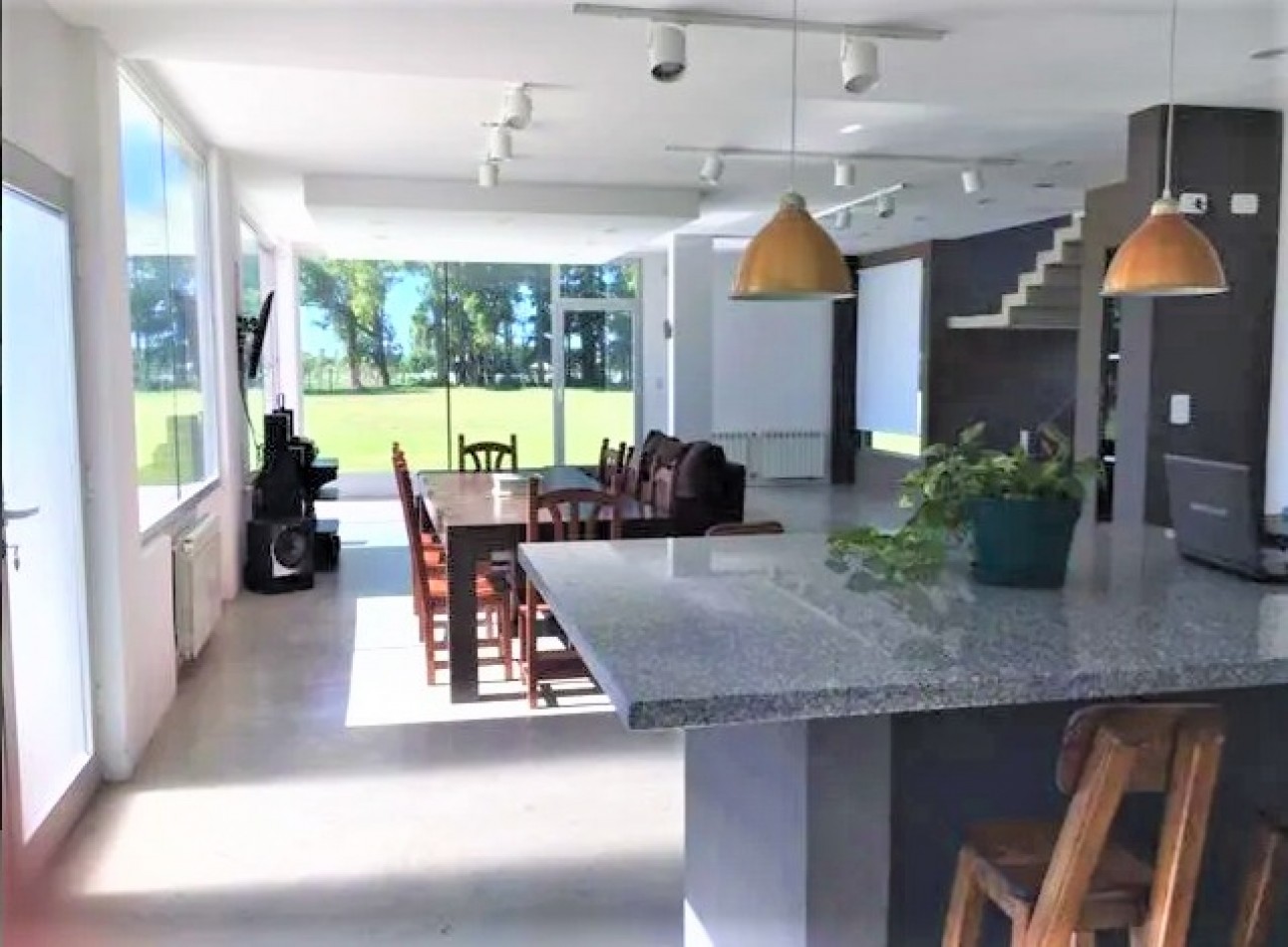 VENTA DE CASA DE 5 AMBIENTES BO CERRADO EN GENERAL RODRIGUEZ