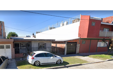 Casa sobre lote propio a REFACCIONAR en Isidro Casanova
